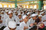 Barabai, 8/11 - HAUL KH MAHFUZ AMIN - Ribuan jamaah berdoa bersama sat Haulan Ulama Besar sekaligus Pendiri Pondok Pesantren Ibnul Amin yakni KH Mahfuz Amin di Komplek Pondok Pesantren Ibnul Amin Pemangkis, Selasa 06/11). Pondok Pesantren Pemangkih telah banyak melahirkan lulusan yang eksis dibidang agama dan pemerintahan bahkan terkenal sampai luar negeri.(Foto Humas-fahtur/D) 

