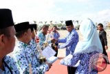 Batulicin, 29/11 - PENYERAHAN HADIAH - Sekretaris daerah Kabupaten Tanah Bumbu, Drs Gusti Hidayat menyerahkan hadiah kepada sejumlah pemenang lomba bola voli usaia pelaksaan upacara peringatan HUT Korpri Ke 41 di Batulicin, Kamis.(Foto ANTARA/Yanto/D).