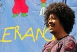Bandung (ANTARA Babel) - Artis Edi Brokoli menjadi MC pada peringatan 'Hari Toleransi Internasional', Bandung, Jumat (16/11). Edi memandang Bandung sebagai kota yang toleran dan kondusif dibandingkan dengan kota lain. FOTO ANTARA/Agus Bebeng/ss/pd/12