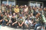 Samarinda (ANTARA Kaltim) - Gubernur Kaltim Dr H Awang Faroek Ishak bersama anggota Laskar Pemuda Adat Dayak Kalimantan Timur (LPADKT), usai saat meresmikan Gedung LPADKT di Samarinda, Minggu (18/11). (FOTO: Humas Pemprov Kaltim/La Djoni)