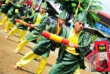 Sejumlah anggota Sat Brimob Polda Kalbar beratraksi saat perayaan HUT ke-67 Brimob di Mako Satbrimobda Kalbar, Rabu (14/11). Dalam perayaan HUT Brimob ke-67 tersebut, diramaikan dengan atraksi kesenian dan tari-tarian yang dibawakan oleh puluhan anggota Sat Brimob Polda Kalbar. FOTO ANTARA/Jessica Helena Wuysang