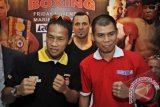 Petinju Chris John (kanan) bersama Petinju Daud Jordan (kiri) berpose jelang Kejuaraan Tinju Dunia WBO, Jakarta, Minggu (21/10). Chris John akan mempertahankan gelar Juara Dunia Kelas Bulu WBA yang ke-17 kali menghadapi petinju Thailand Chonlatarn Piriyapinyo, sedangkan Daud Jordan akan mempertahankan Juara Dunia Kelas Bulu IBO pertama kali melawan petinju Mongolia Choi Tseveenpurev di Marina Bay Sands Singapura pada 9 November 2012. FOTO ANTARA/Yudhi Mahatma