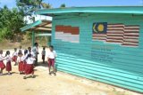 Kinabalu (ANTARA Kaltim) - Sejumlah anak Tenaga Kerja Indonesia (TKI) dari program Community Learning Center (CLC), bermain disamping sekolah mereka di Sekolah Dasar (SD) Tunas Harapan Bangsa di wilayah Papar, Sabah, Malaysia. SD Tunas Harapan Bangsa yang memiliki 151 murid anak TKI itu merupakan salah satu dari 152 sekolah CLC di Sabah, Malaysia, yang mendidik anak-anak TKI yang bekerja di sejumlah perkebunan kelapa sawit. (Amirullah/ANTARA)