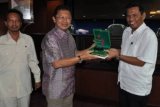 Samarinda (ANTARA Kaltim) - Ketua Komisi II DPRD Kaltim, H Rusman Ya'qub, memimpin pertemuan Komisi II dengan Pengurus HKTI Kaltim yang dipimpin Ketuanya, H Achmad Husry. Tampak pula Achmad Husry menyerahkan cenderamata dari HKTI Kaltim kepada Rusman Ya&acirc;€™qub. (FOTO: DPRD Kaltim/M Imron Rosyadi) 
