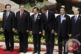 Presiden Amerika Serikat Barack Obama (keempat kiri) bersama (kiri-kanan) Perdana Menteri (PM) Jepang Yoshihiko Noda, Presiden RI Susilo Bambang Yudhoyono, Sultan Brunei Darussalam Haji Hassanal Bolkiah, PM Kamboja Hun Sen dan PM China Wen Jiabao bersiap berfoto bersama sebelum mengikuti Konferensi Tingkat Tinggi (KTT) ke-7 Asia Timur tahun 2012 di Peace Palace, Phnom Penh, Kamboja, Selasa (20/11). Pertemuan KTT ke-7 Asia Timur yang dihadiri oleh 10 pemimpin negara-negara ASEAN dan delapan mitra wicaranya yakni Amerika Serikat, China, Jepang, India, Korea Selatan, Rusia, Australia serta Selandia Baru tersebut membahas soal review arah kerjasama negara-negara di kawasan Asia Timur. FOTO ANTARA/Widodo S. Jusuf