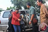 Petugas badan Narkotika Nasional (BNN) menggiring narapinadana yang tertangkap menjadi pengendali bisnis jaringan narkoba internasional dari dalam Lapas Nusakambangan di Dermaga Wijayapura Cilacap, Jateng, Selasa (27/11). Ke tujuh narapidana tersebut ialah : Silvester Obiekwe Nwaolise, Obina Nwajagu, Humphrey Ejike, Ruddi Cahyono, Yadi Mulyadi, Hillary K Chimize dan Yoyok. FOTO ANTARA/idhad Zakaria/ss/mes/12.