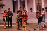 Pemain Teater Indonesia Kita mementaskan cerita berjudul "Nyonya - Nyonya Istana" di Graha Bhakti Budaya, Taman Ismail Marzuki, Jakarta, Jumat (16/11) malam. Pementasan yang di sutradarai oleh Hanung Bramantyo ini mengangkat tema perempuan-perempuan yang begitu menentukan dalam penyelenggaraan pemerintahan yang dikemas dengan gaya Stamboel humor dengan memadukan fragmen komedi, tari dan musik disco serta dangdut. FOTO ANTARA/Pey Hardi Subiantoro