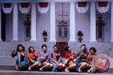 Teater Indonesia Kita mementaskan cerita berjudul "Nyonya - Nyonya Istana" di Graha Bhakti Budaya, Taman Ismail Marzuki, Jakarta, Jumat (16/11) malam. Pementasan yang di sutradarai oleh Hanung Bramantyo ini mengangkat tema perempuan-perempuan yang begitu menentukan dalam penyelenggaraan pemerintahan yang dikemas dengan gaya Stamboel humor dengan memadukan fragmen komedi, tari dan musik disco serta dangdut. FOTO ANTARA/Pey Hardi Subiantoro
