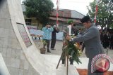 Banjarmasin, TUGU PAHLAWAN 9 NOVEMBER - Wakil Wali Kota Banjarmasin H Irwan Anshari meletakan karangan bunga di Tugu pahlawan 9 November usai upacara bendera Peringatan Hari Pahlawan di Tugu Pahlawan 9 November jalan Banua Anyar, Sabtu (10/11). Pada kesempatan tersebut diserahkan juga bantuan paket sembako dari Pemkot Banjarmasin kepada ahli waris para pahlawan. (Foto Humas/Herry Murdy Hermawan/Hasan Z)
 
