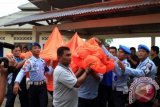 Anggota TNI AU mengevakuasi sebuah pesawat tanpa awak yang diduga sebagai pesawat pengintai di Mapolsek Gunung Kijang, Bintan, Kepulauan Riau, untuk diperiksa lebih lanjut di Markas TNI AU Tanjungpinang, Senin (12/11). Pesawat tersebut sebelum diamankan di Mapolsek Gunung Kijang, ditemukan oleh seorang nelayan mengapung di Perairan Berakit, Tanjung Pucung, Bintan, Kepulauan Riau. FOTO ANTARA/Nwa Kanu