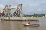 Tenggarong (ANTARA) - Dua unit Pylon Jembatan Kutai Kartanegara di Tenggarong, Kukar, Kalimantan Timur, ambruk pada Minggu (25/11) siang pukul 13.55 wita. Musibah ini kembali mengingatkan warga ketika seluruh badan jembatan runtuh pada 26 November 2011. Aparat TNI/Polisi segera mengamankan areal sekitar runtuhnya dua pylon atau tiang penyangga jembatan untuk menjaga hal-hal yang tidak dinginkan. (Adi Sagaria/ANTARA)
