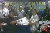 Petugas Bea Cukai Entikong, Sanggau, Rabu (7/11), menggagalkan sekitar 28 kilogram narkoba jenis sabu senilai Rp 56 miliar, yang dikirim menggunakan jasa pengiriman Bus SJS dari Kuching (Sarawak, Malaysia) tujuan Pontianak (Kalbar). Penangkapan sabu terbesar dalam sepuluh tahun terakhir ini belum diketahui pemiliknya, karena dalam paket itu tidak tertera nama dan alamat pengiriman. Pada Jumat ini, sabu diperlihatkan kepada pers di kantor Bea Cukai Pontianak. FOTO ANTARA Kalbar/Andilala
