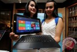 Model menunjukan Samsung ATIV Smart PC berbasis Windows 8 ketika peluncuran di Jakarta, Selasa (27/11). Perangkat baru ini bertransformasi dari bentuk notebook PC berkerangka tradisional menjadi tablet PC hanya dengan sentuhan sebuah tombol, sehingga memaksimalkan produktivitas dan mobilitas, Samsung ATIV Smart PC berukuran 11,6 inci dilengkapi dengan fitur keyboard dock yang dapat dilepas dan multi touch screen 10 jari. FOTO ANTARA/M Agung Rajasa