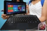 Model menunjukan Samsung ATIV Smart PC berbasis Windows 8 ketika peluncuran di Jakarta, Selasa (27/11). Perangkat baru ini bertransformasi dari bentuk notebook PC berkerangka tradisional menjadi tablet PC hanya dengan sentuhan sebuah tombol, sehingga memaksimalkan produktivitas dan mobilitas, Samsung ATIV Smart PC berukuran 11,6 inci dilengkapi dengan fitur keyboard dock yang dapat dilepas dan multi touch screen 10 jari. FOTO ANTARA/M Agung Rajasa