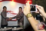 Direktur Marketing Telkomsel Alistair Johnston (kanan) bersalaman dengan Vice President Mobile Phone PT Samsung Electronics Indonesia Andre Rompis (kiri) seusai penandatanganan naskah kerjasama di Jakarta, Selasa (6/11). Kerjasama strategis kedua market leader di bidangnya itu guna mempercepat penetrasi smartphone di Indonesia melalui sinergi aktivitas pemasaran dan penjualan yang diawali dengan penyediaan paket data khusus Galaxy Plan. FOTO ANTARA/Andika Wahyu