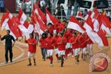 Tim Sepakbola Nasional Indonesia mengenakan kostum baru yang diluncurkan di Stadion Utama Gelora Bung Karno, Senayan Jakarta, Senin (12/11). Kostum yang akan digunakan dalam pertandingan Piala AFF tersebut, dibuat dari bahan polyster ramah lingkungan, dimana setiap kostum terbuat dari 13 botol plastik daur ulang. FOTO ANTARA/Yudhi Mahatma