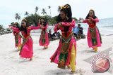 Para penari dari Sanggar Seni Rebang Emas menarikan tari tiga jari di tepian pantai Parai Tenggiri, Sungai Liat, Bangka Belitung, Rabu (21/11). Kegiatan tersebut sebagai bentuk mendorong wisatawan dalam negeri untuk berwisata di negeri sendiri dengan paket yang murah dan berkualitas, dan mendorong wisatawan luar negeri berkunjung ke Indonesia. FOTO ANTARA/Teresia May/ss/ama/12