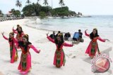 Para penari dari Sanggar Seni Rebang Emas menarikan tari tiga jari di tepian pantai Parai Tenggiri, Sungai Liat, Bangka Belitung, Rabu (21/11). Kegiatan tersebut sebagai bentuk mendorong wisatawan dalam negeri untuk berwisata di negeri sendiri dengan paket yang murah dan berkualitas, dan mendorong wisatawan luar negeri berkunjung ke Indonesia. FOTO ANTARA/Teresia May/ss/ama/12