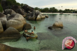 Tanjung Pandan, (ANTARA Babel) - Sejumlah wisatawan lokal menikmati pemandangan bebatuan granit yang merupakan lokasi pembuatan film Laskar Pelangi di Tanjung Tinggi, Belitung, Provinsi Bangka Belitung, Jumat, (23/11). Nilai Investasi perusahaan nasional dan internasional di Provinsi Bangka Belitung (Babel), pada triwulan II 2012 mencapai Rp5,3 triliun dari target Rp4 triliun yang di capai dari sektor perkebunan, kelautan, pariwisata, pertambangan, dan infrastruktur listrik. (ANTARA/Teresia May)