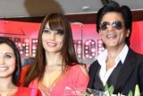 Jakarta (Antara Bali) - Penyanyi dan bintang film Shah Rukh Khan ( kanan) bersama Bipasha Basu (tengah) dan Rani Mukherji (kiri) saat hadir dalam konfrensi pers jelang konsernya di ruang Java, Hotel Shangri-La, Jakarta Pusat, Jumat (7/12). Shah Rukh Khan bersama Bipasha Basu, Rani Mukherji dan Preity Zinta akan menghibur penggemar di Indonesia dalam konser "Temtation Reloaded" di Sentul International Cenvention Center, Bogor pada 8 Desember 2012. FOTO ANTARA/Teresia May/nym/2012.