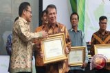 Gubernur Sarundajang terima penghargaan IPK