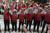 Jembrana (Antara Bali) - Sejumlah anak dari Hosiana Children And Youth Choir - Jakarta, membawakan konser Natal di Gereja Jemaat Pniel, Desa Blimbingsari, Jembrana, Selasa (25/12). Konser keliling di 3 daerah yaitu Surabaya, Malang dan Bali itu digelar untuk perayaan Natal bertajuk "This Is The Day" yang khususnya di Bali digelar bersama anak panti asuhan dan pemulung. FOTO ANTARA/Nyoman Budhiana/nym/2012.