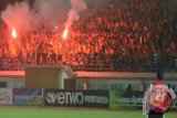 Samarinda (ANTARA Kaltim) - Para suporter  Persisam Putra Samarinda menyalakan kembang api sambil meneriakkan yel-yel dukungan kepada tim kesayangannya pada laga Inter Island Cup (IIC) Grup D yang berlangsung di Stadion Segiri Samarinda, Selasa (4/12). Persisam Putra Samarinda berhasil menundukkan Barito Putra Banjarmasin 1-0 lewat tendangan Ferdinan Sinaga di menit ke-64 babak kedua. (Amirullah/ANTARA)
