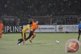 Samarinda (ANTARA Kaltim) - Striker Persisam Putra Samarinda, Said Atie, berebut bola dengan pemain belakang Mitra Kukar pada laga Inter Island Cup (IIC) 2012 yang berlangsung di Stadion Segiri Samarinda, Minggu (2/12). Persisam Putra Samarinda berhasil menekuk Mitra Kukar dengan skor 3-1. (Amirullah/ANTARA)