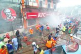 Banjarmasin, 27/12 - KFC BANJARMASIN TERBAKAR - Petugas pemadam kebakaran berusaha memadamkan api yang menghanguskan sebagian restoran cepat saji KFC Banjarmasin, Kamis (27/12). Kebakaran yang diduga disebabkan karena kebocoran tabung gas elpiji 50 kilogram itu mengakibatkan satu karyawan bagian dapur mengalami luka parah, sementara kerugian belum dapat diperkirakan. Foto ANTARA/Herry Murdy Hermawan/B