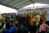 Festival Seni Budaya Melayu VIII di Kota Pontianak, Senin pagi resmi dibuka. Berbagai kegiatan FSBM VIII pada hari pembukaan, yaitu pawai budaya jalan kaki, yang dimeriahkan oleh 18 kelompok, lima marching band, Majelis Adat Budaya Tionghoa (MABT), Ikatan Keluarga Besar Madura (IKBM) dan organisasi etnis yang ada di Kalbar, dengan rute mulai di depan Rumah Melayu Jalan Sutan Syahrir kemudian dilanjutkan ke Jalan Uray Bawadi, Pangeran Nata Kusuma, Dr Sutomo dan berakhir di depan Rumah Melayu. Peserta FSBM VIII, diikuti dari 13 kabupaten/kota, kecuali MABM Ketapang yang tidak ikut, kemudian dari luar Kalbar, yaitu Pekanbaru, Provinsi Aceh, Malaysia, dan Brunei Darussalam. FOTO ANTARA Kalbar/Andilala