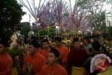Festival Seni Budaya Melayu VIII di Kota Pontianak, Senin pagi resmi dibuka. Berbagai kegiatan FSBM VIII pada hari pembukaan, yaitu pawai budaya jalan kaki, yang dimeriahkan oleh 18 kelompok, lima marching band, Majelis Adat Budaya Tionghoa (MABT), Ikatan Keluarga Besar Madura (IKBM) dan organisasi etnis yang ada di Kalbar, dengan rute mulai di depan Rumah Melayu Jalan Sutan Syahrir kemudian dilanjutkan ke Jalan Uray Bawadi, Pangeran Nata Kusuma, Dr Sutomo dan berakhir di depan Rumah Melayu. Peserta FSBM VIII, diikuti dari 13 kabupaten/kota, kecuali MABM Ketapang yang tidak ikut, kemudian dari luar Kalbar, yaitu Pekanbaru, Provinsi Aceh, Malaysia, dan Brunei Darussalam. FOTO ANTARA Kalbar/Andilala