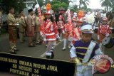 Festival Seni Budaya Melayu VIII di Kota Pontianak, Senin pagi resmi dibuka. Berbagai kegiatan FSBM VIII pada hari pembukaan, yaitu pawai budaya jalan kaki, yang dimeriahkan oleh 18 kelompok, lima marching band, Majelis Adat Budaya Tionghoa (MABT), Ikatan Keluarga Besar Madura (IKBM) dan organisasi etnis yang ada di Kalbar, dengan rute mulai di depan Rumah Melayu Jalan Sutan Syahrir kemudian dilanjutkan ke Jalan Uray Bawadi, Pangeran Nata Kusuma, Dr Sutomo dan berakhir di depan Rumah Melayu. Peserta FSBM VIII, diikuti dari 13 kabupaten/kota, kecuali MABM Ketapang yang tidak ikut, kemudian dari luar Kalbar, yaitu Pekanbaru, Provinsi Aceh, Malaysia, dan Brunei Darussalam. FOTO ANTARA Kalbar/Andilala