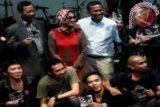 Kelompok musik Slank bersama Mantan Ketua MK Mahfud MD (kiri) , Bunda Ifet (dua kiri) dan Menteri BUMN Dahlan Iskan (dua kanan) saat peluncuran album terbaru SLANK bertajuk" Slank Nggak Ada Matinya" di Teater Salihara, Pasar Minggu, Jakarta, Kamis, (31/10). Peluncuran album yang ke-20 ini menandai perjalanan 30 tahun Slank berkarya dalam blantika musik Indonesia ANTARA FOTO/ Teresia May