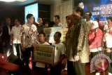 Komite Olah Raga Nasional Indonesia (KONI) Kalimantan Barat, Jumat malam, memberikan bonus bagi atlet provinsi itu yang berhasil menyumbang medali, baik emas, perak maupun perunggu pada PON XVIII dan Peparnas XIV di Riau. "Pemberian bonus ini, kami berikan bagi atlet yang telah menyumbang medali pada PON dan Peparrnas di Riau," kata Ketua Umum KONI Kalbar Syarif Mahmud Alkadrie di Pontianak. FOTO ANTARA Kalbar/Andilala