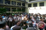 Belasan mahasiswa yang tergabung dalam Solidaritas Mahasiswa Pengemban Amanat Rakyat (Solmadapar) Kalimantan Barat, Kamis, berunjuk rasa mendesak Kepolisian Daerah setempat untuk menuntaskan kasus-kasus korupsi di provinsi itu. "Polda Kalbar sepertinya tertidur pulas, karena hingga kini tidak pernah menyelesaikan satu kasuspun untuk kasus korupsi," kata Sekretaris Jenderal Solmadapar Kalbar Yunus saat menyampaikan orasinya di depan pintu masuk Mapolda Kalbar, di Pontianak.