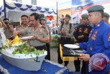 Banjarmasin, 1/12 - HUT POLAIRUD POLDA KALSEL - Kapolda Kalsel Brigjen Taufik Anshori di dampingi Dirpolairud Polda Kalsel Kombes Pol Yulius Bambang memotong tumpeng syukuran HUT Polairud ke 62 di halaman Markas Polairud Banjarmasin, Sabtu (1/12). Dalam rangkaian ulang tahun tersebut di serahkan hibah kantor Polair Polres Kotabaru. Foto ANTARA/Herry Murdy Hermawan/B