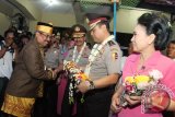 Banjarmasin, 1/12 - Pejabat Kapolda lama Brigjen Pol Syafruddin dan isteri menerima suvenir khas Kalsel dari Pangeran Rusdi Effendi di saksikan Kapolda Brigjen Pol Taufik Anshori di halaman Mapolda Kalsel Banjarmasin, Sabtu (1/12). Brigjen Syafruddin yang telah menyelesaikan tugasnya sebagai Kapolda Kalsel selama 25 bulan tersebut akan menempati pos baru sebagai Direktur Propam Mabes Polri. Foto ANTARA/Herry Murdy Hermawan/B