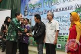 Banjarmasin, 17/12 - PENGABDI LINGKUNGAN KALSEL - Sekretaris PPP Kalsel Asbullah memberikan anugerah penghargaan Pena Hijau Award 2012 kepada para pengabdi lingkungan di aula Diknas Kalsel, Sabtu (15/12). Komunitas Wartawan Pena Hijau menilai beberapa pengabdi lingkungan layak mendapatkan anugerah Pengabdi Lingkungan 2012 karena perannya dalam melestarikan lingkungan di Kalimantan Selatan. Foto ANTARA/Herry Murdy Hermawan/B