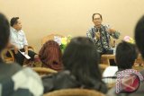 Banjarmasin, 17/12 - JURNALISTIK KENABIAN - Kepala LPP RRI Parni Hadi memberikan paparannya tentang Jurnalistik Kenabian di hadapan Wartawan dan Mahasiswa Fisip Komunikasi Universitas Lambung Mangkurat di gedung PWI Kalsel, Senin (17/12).Foto ANTARA/Herry Murdy Hermawan/B