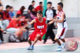 Banjarmasin, 27/12 - KEJURPROV BASKET KALSEL - Pemain Kabupaten Hulu Sungai Selatan berusaha melewati hdangan pemain kota Banjarmasin dalam babak penyisihan Kejuaraan Provinsi Basket KU 18 tahun di lapangan Surya Arena Banjarmasin yang berakhir 88-47 untuk Banjarmasin, Kamis (27/12). Kejurprov Basket diikuti 13 tim putra dan 11 tim putri diluar Batola dan Tanah Laut. Foto ANTARA/Herry Murdy Hermawan/B