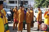 Samarinda (ANTARA Kaltim) - Kehadiran Gubernur Kaltim Dr H Awang Faroek Ishak dan istri Hj E Amelia Suharni Faroek pada Mubes Lembaga Budaya dan Adat Kutai (LBAK) dan Pengukuhan Pengurus LBAK disambut kesenian hadrah. (Humas Pemprov Kaltim/Fajar)