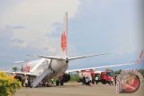 Pesawat Boeing 737-800 dengan nomor penerbangan JT891 Lion Air tergelincir saat mendarat di Bandara Djalaludin Tantu Gorontalo, Sabtu (8/12). Pesawat yang berangkat dari Makasar ini tergelincir karena kondisi runaway yang berlubang dan mengenai ban sebelah kanan. Tidak ada korban jiwa dalam kejadian ini, pesawat sempat ditunda keberangkatannya akibat dari insiden ini. (ANTARA/Adiwinata Solihin)
