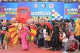 Sejumlah peserta parade memeriahkan Festival Karawo 2012 yang diikuti 2000 orang di Lapangan parkir Maqna Hotel Gorontalo, minggu (9/12). Karawo adalah sulaman kain asli Gorontalo, dimana kegiatan tersebut sebagai ajang promosi pariwisata dan pengembangan sulaman Karawo. (ANTARA/Adiwinata Solihin)