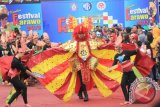 PARADE FESTIVAL KARAWO. Sejumlah peserta parade memeriahkan Festival Karawo 2012 yang diikuti 2000 orang di Lapangan parkir Maqna Hotel Gorontalo, minggu (9/12). Karawo adalah sulaman kain asli Gorontalo, dimana kegiatan tersebut sebagai ajang promosi pariwisata dan pengembangan sulaman Karawo. FOTO ANTARA/Adiwinata Solihin/Koz/Spt/12.
