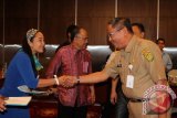 Banjarmasin, 19/12 - KREDIT MODAL KERJA - Pihak PT Pelabuhan Indonesia  (Pelindo ) III bersalaman dengan Asisten II Bidang Pembangunan Kota Banjarmasin Bambang Budianto di Hotel Nasa Selasa (18/12 pada penyaluran pinjaman kredit bunga lunak serta pelatihan singkat untuk pengusaha UKM  di Banjarmasin.(Foto Humas/Herry Murdy Hermawan/D)