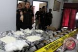 Jakarta, (ANTARA Babel) - Petugas kepolisian direktorat narkoba Mabes polri menunjukan barang bukti 250 kilo gram Shabu sesaat setelah malakukan pengrebekan disebuah rumah di Perum Citra 1 Blok B 2 No.11 Cengkareng, Jakarta Barat, Jum'at (30/11). Barang haram yang diperkirakan senilai 375 Miliar rupiah itu dikendalikan oleh seoarang warga negara Malaysia berinisal YAP (33).FOTO ANTARA/Muhammad Iqbal/pd/12