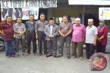 Samarinda (ANTARA Kaltim) - Anggota DPRD Kaltim, H Suwandi, berdialog dengan perwakilan pedagang pasar Inpres Kebun Sayur  Balikpapan untuk menyerap aspirasi mereka saat reses di Dapil II. Usai dialog, perwakilan pedagang dan Suwandi  berfoto bersama. (FOTO: DPRD Kaltim/Roshan) 