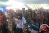 Sangatta (ANTARA Kaltim) - Ribuan umat Kristiani warga Toraja melantunkan lagu-lagu rohani saat mengikuti Misa Natal 2012 di Gereja Toraja Prima Sangatta, Kampung Tator, Desa Singa Gembara Kecamatan Sangatta Utara Kabupaten Kutai Timur, Kaltim, Selasa (25/12). (Adi Sagaria/ANTARA)