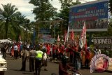 Ratusan petani dan mahasiswa yang tergabung dalam Front Perjuangan Rakyat Kalimantan Barat (FPRKB) dan mahasiswa yang tergabung dalam Solidaritas Mahasiswa dan Pengemban Amanat Rakyat (Solmadapar) Kalimantan Barat,  Senin, melakukan unjuk rasa di sekitar bundaran Tugu Digulis dan di halaman DPRD Kalbar di Pontianak. Dua kelompk yang tadinya sendiri-sendiri berdemo, kemudian menyatu dan menyerukan berbagai tuntutan, antara lain menutut investor sawit menghentikan perampasan tanah, kriminalisasi dan pelanggaran hak asasi manusia, mengajak seluruh elemen masyarakat bersama-sama "ganyang" koruptor karena telah mencuri uang rakyat. FOTO ANTARA Kalbar/Andilala