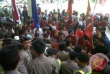 Ratusan petani dan mahasiswa yang tergabung dalam Front Perjuangan Rakyat Kalimantan Barat (FPRKB) dan mahasiswa yang tergabung dalam Solidaritas Mahasiswa dan Pengemban Amanat Rakyat (Solmadapar) Kalimantan Barat,  Senin, melakukan unjuk rasa di sekitar bundaran Tugu Digulis dan di halaman DPRD Kalbar di Pontianak. Dua kelompk yang tadinya sendiri-sendiri berdemo, kemudian menyatu dan menyerukan berbagai tuntutan, antara lain menutut investor sawit menghentikan perampasan tanah, kriminalisasi dan pelanggaran hak asasi manusia, mengajak seluruh elemen masyarakat bersama-sama "ganyang" koruptor karena telah mencuri uang rakyat. FOTO ANTARA Kalbar/Andilala